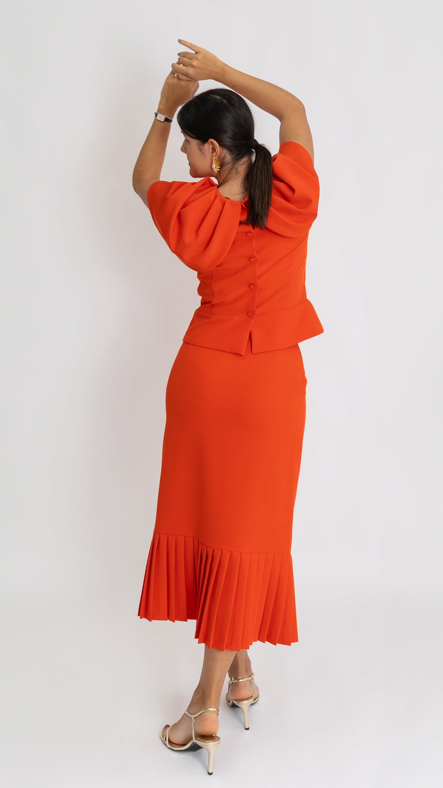 Conjunto Laranja com Blusa e Saia Plissada