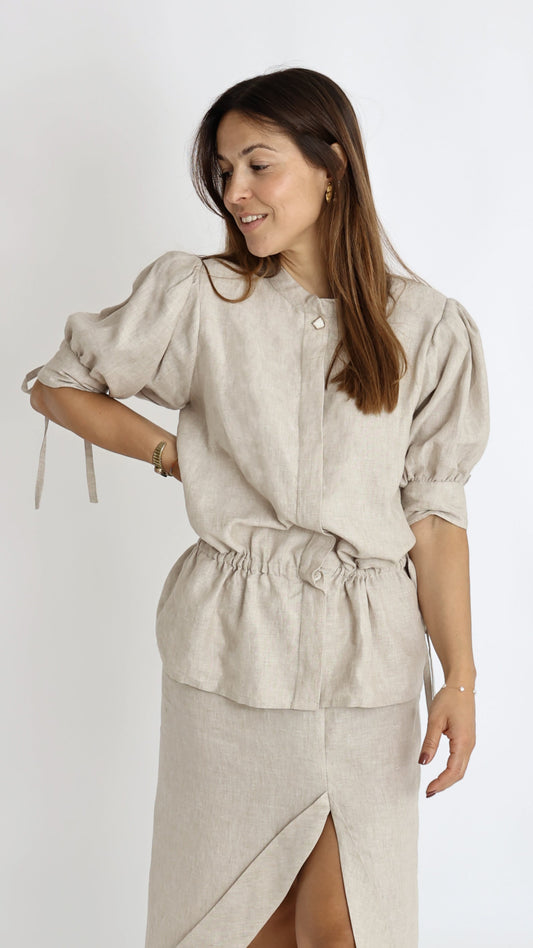 Blusa Bege com Botão Pérola