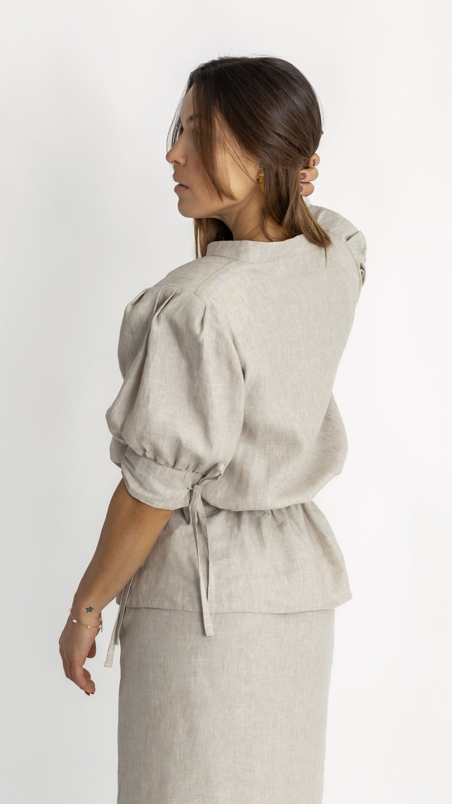 Blusa Bege com Botão Pérola