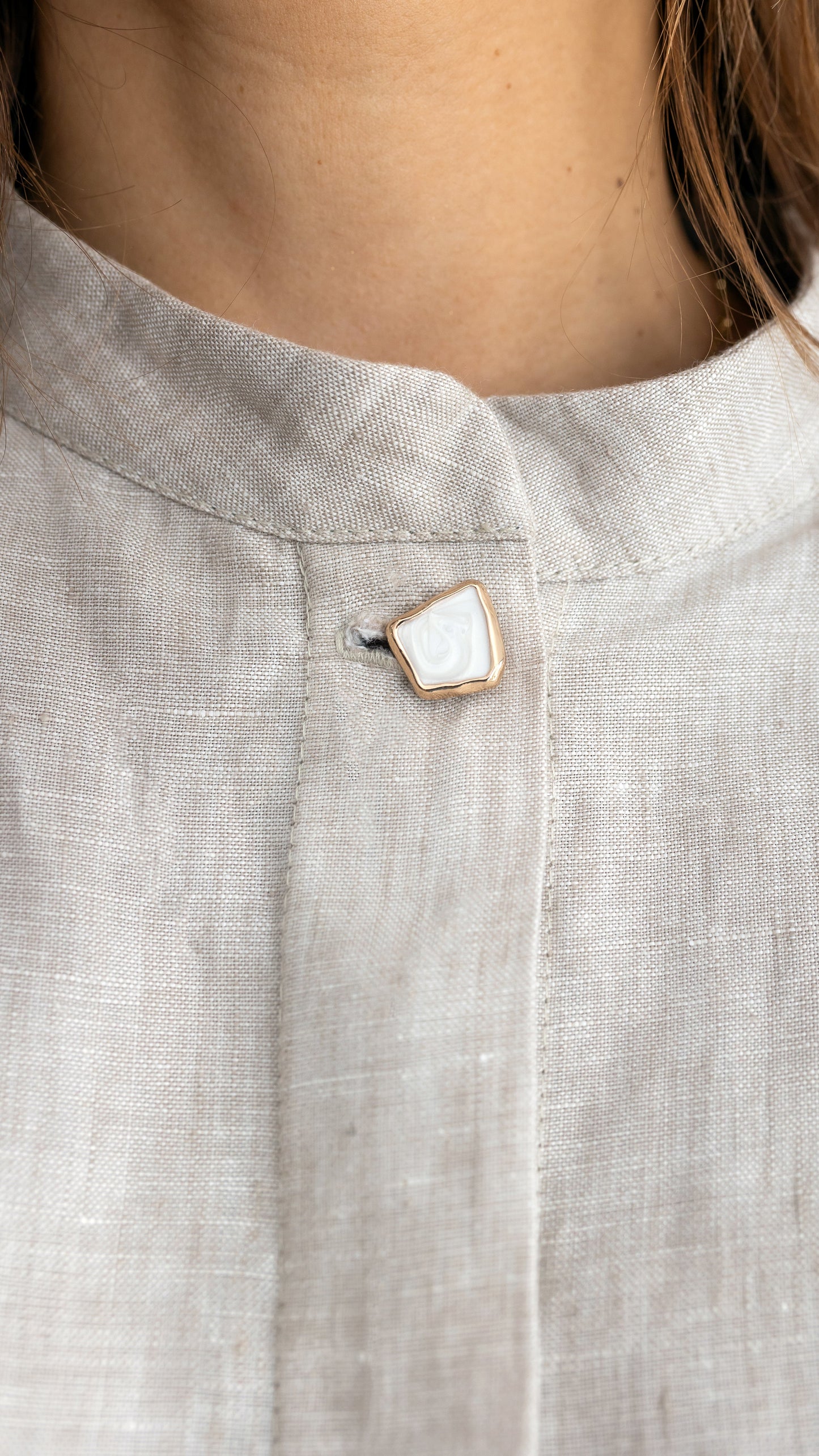Blusa Bege com Botão Pérola